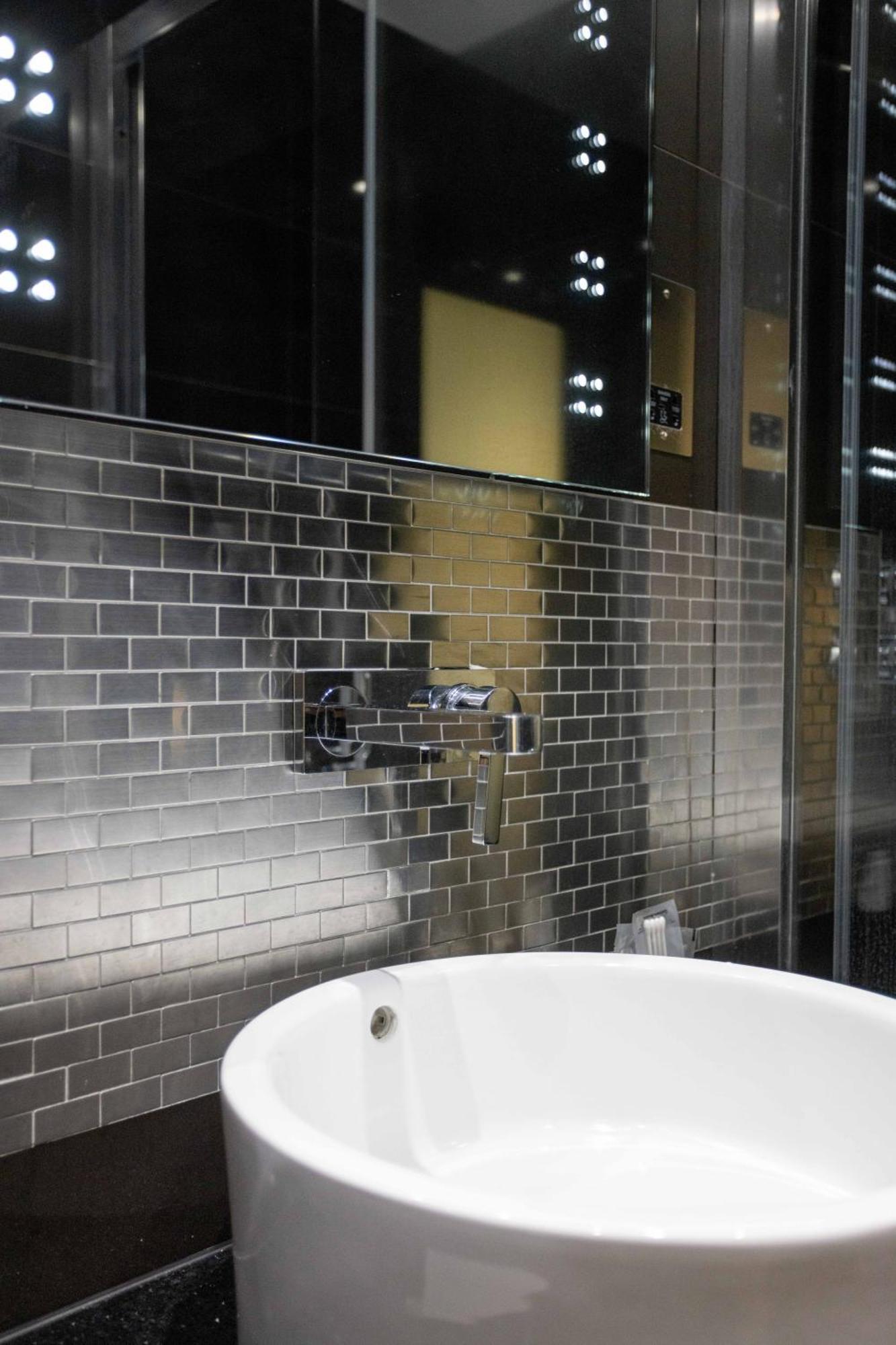 더 마블 아치 런던 외부 사진 Subway tiles in a shower