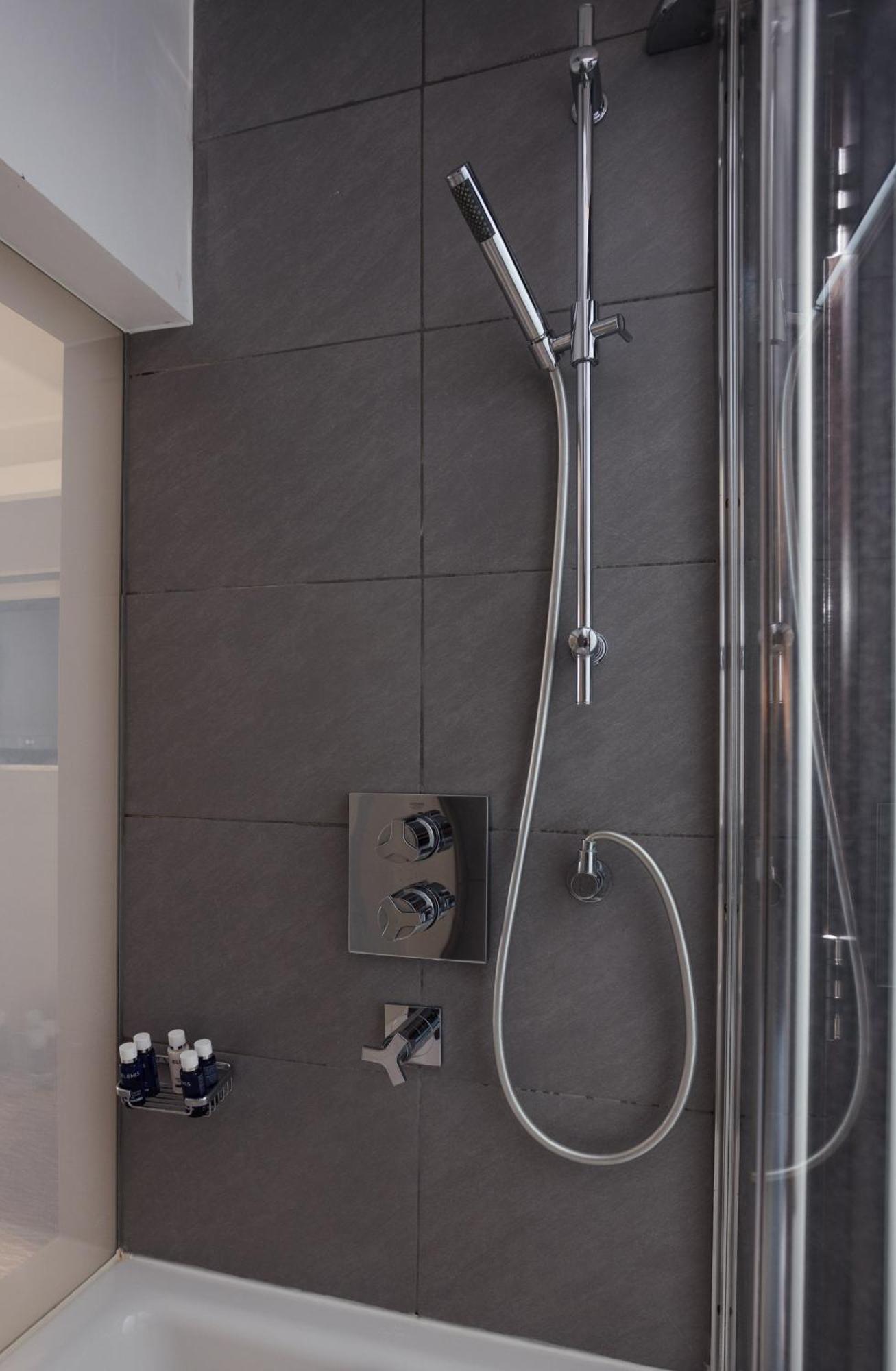 더 마블 아치 런던 외부 사진 A shower valve