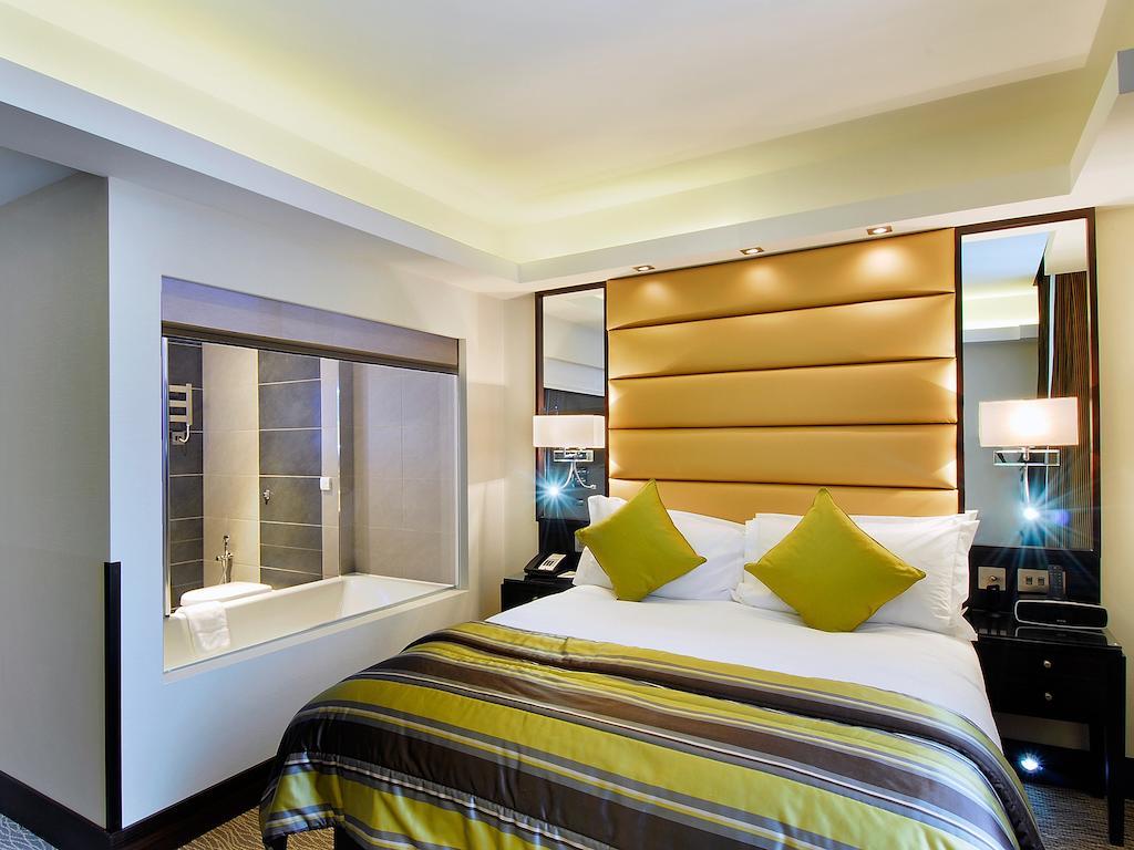 더 마블 아치 런던 외부 사진 A bedroom at the Hilton London West End