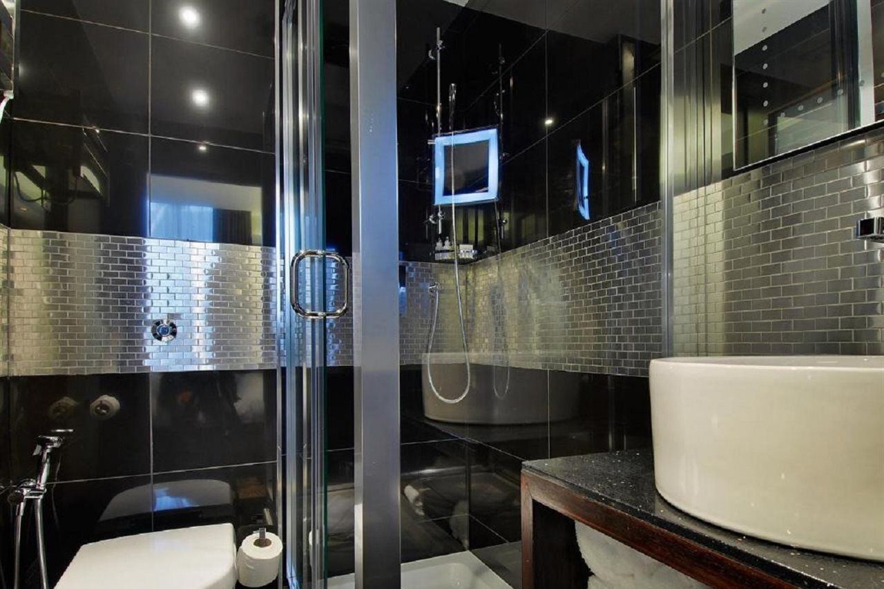 더 마블 아치 런던 외부 사진 A shower enclosure